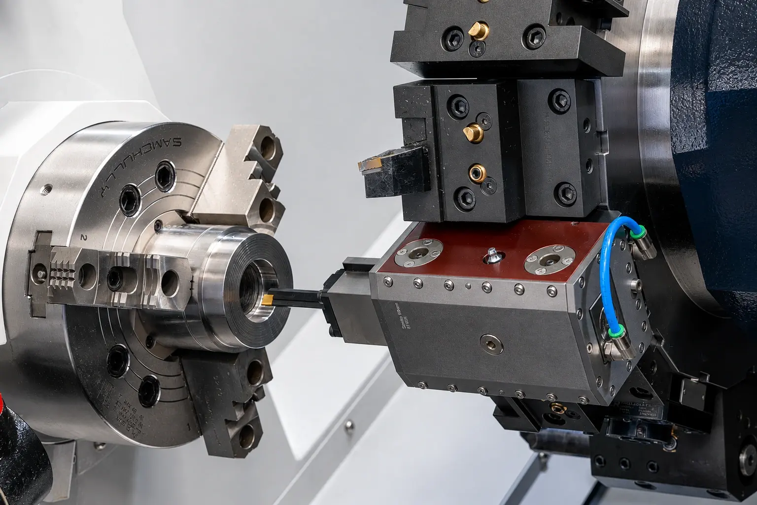 Live broaching oprawką napędzaną REV Tool na tokarce CNC